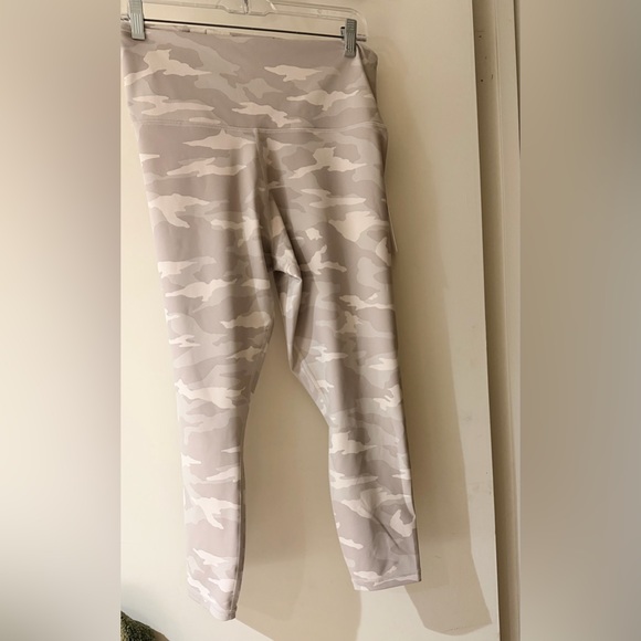 NWT Atheleta High Rise Elation Camo 7/8 Tight in Taupe - Picture 4 of 5